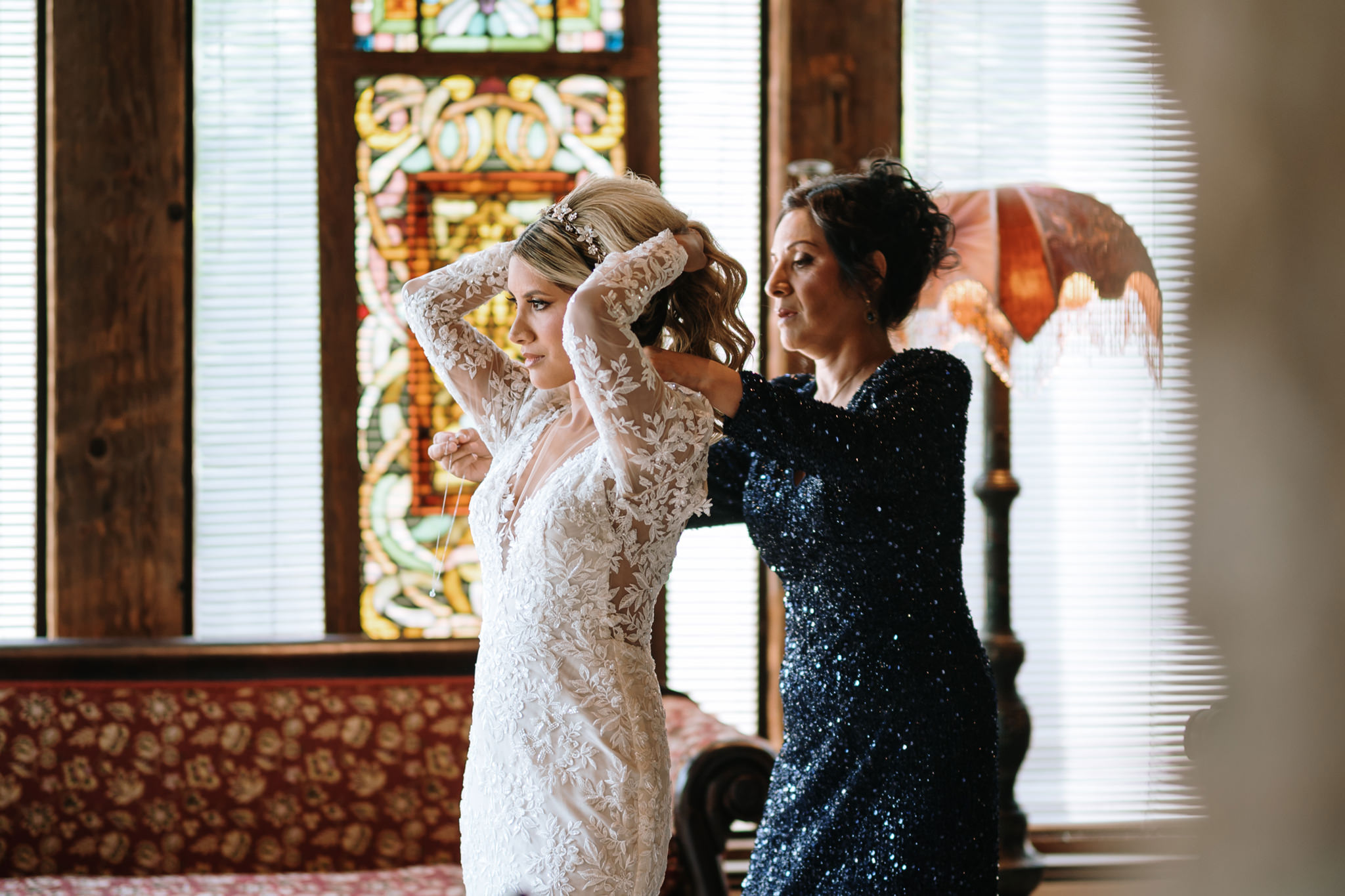 Bride getting ready at the bridal suite of Bill Miller's Castle - Bruno Sauma Photography