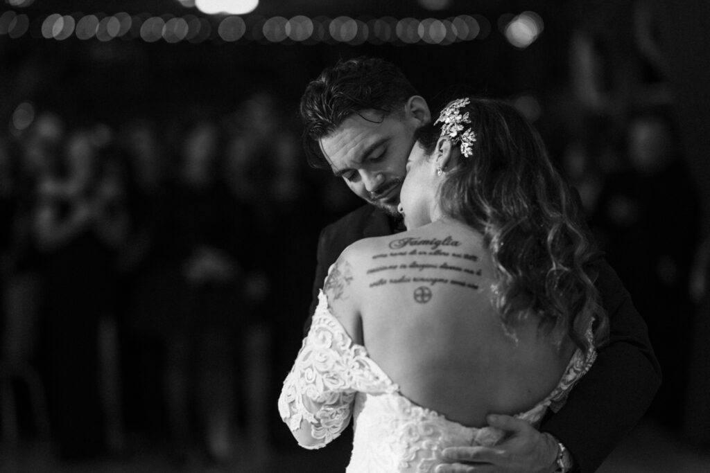 First dance, black and white portrait of the bride and groom at Bill Miller's Castle - Bruno Sauma Photography 