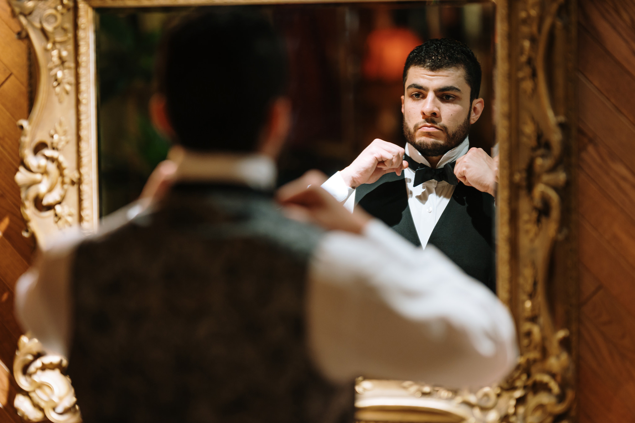 Groom getting ready at the bridal suite of Bill Miller's Castle - Bruno Sauma Photography 