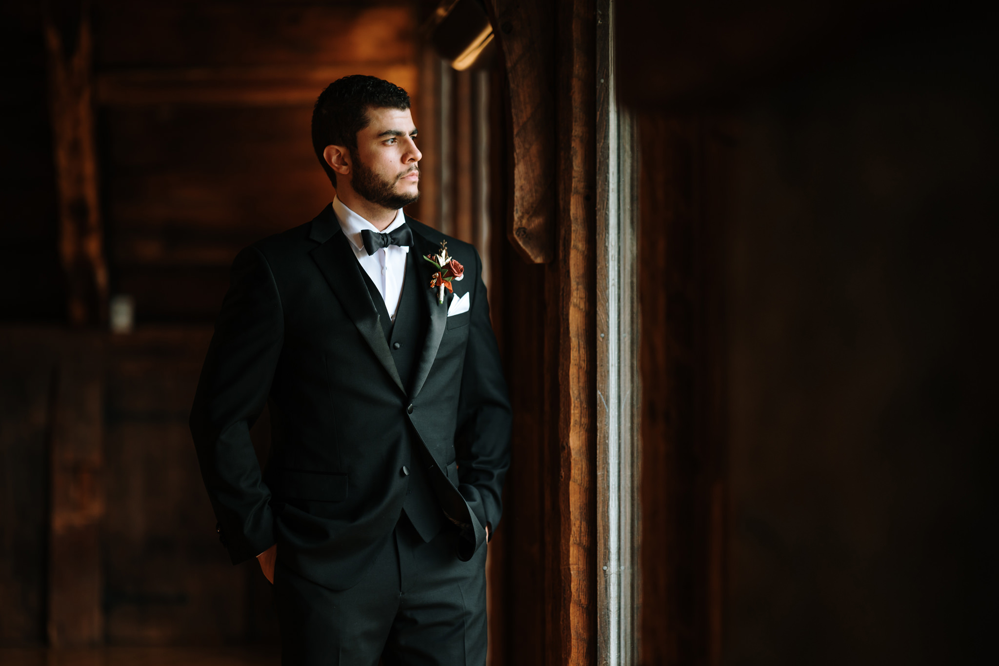 Groom getting ready at the bridal suite of Bill Miller's Castle - Bruno Sauma Photography 