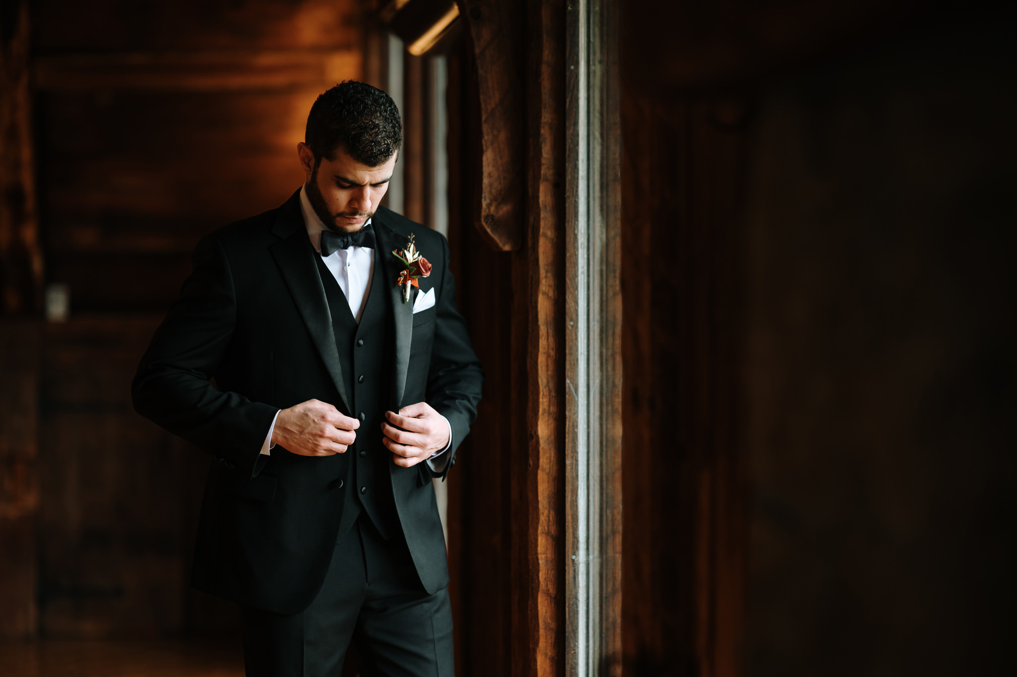 Groom getting ready at the bridal suite of Bill Miller's Castle - Bruno Sauma Photography 
